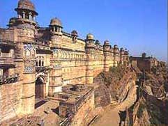 img-gwaliorfort.jpg (17052 bytes)